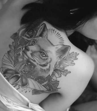 wolf-tattoo-designs-women-back