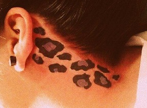 neck-tattoos-women-leopard