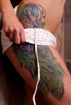 peacock-feather-tattoo-thigh-hip