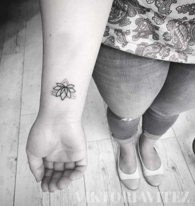 100+ Best Simple Small Tattoo Ideas for 2023 - mysteriousevent.com